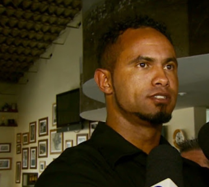 Após se entregar, goleiro Bruno é liberado e deve se apresentar a juiz nesta quarta