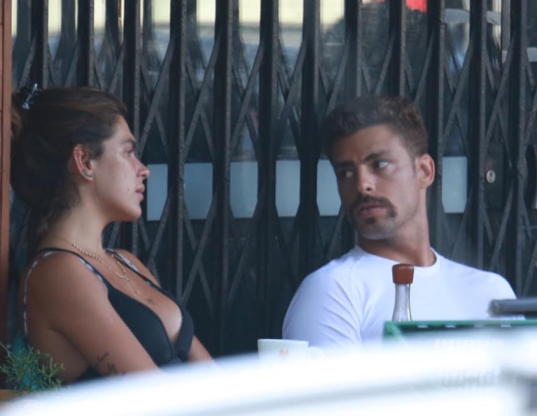 Decotada e com pouca roupa, Mariana Goldfarb passeia ao lado de Cauã Reymond; fotos