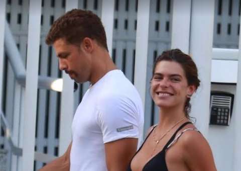 Decotada e com pouca roupa, Mariana Goldfarb passeia ao lado de Cauã Reymond; fotos