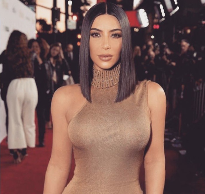 Kim Kardashian rebate críticas após fotos de bumbum descomunal na praia