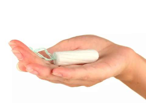 Jovem passa noite com absorvente interno que quase leva à morte