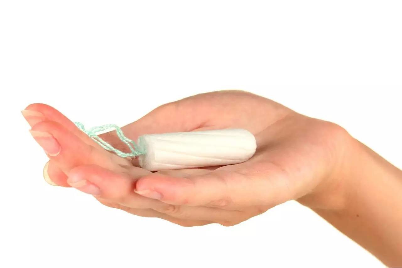 Jovem passa noite com absorvente interno que quase leva à morte