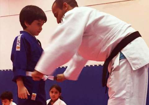 Escola de Lutas promove aula de judo interativa entre pais e filhos 