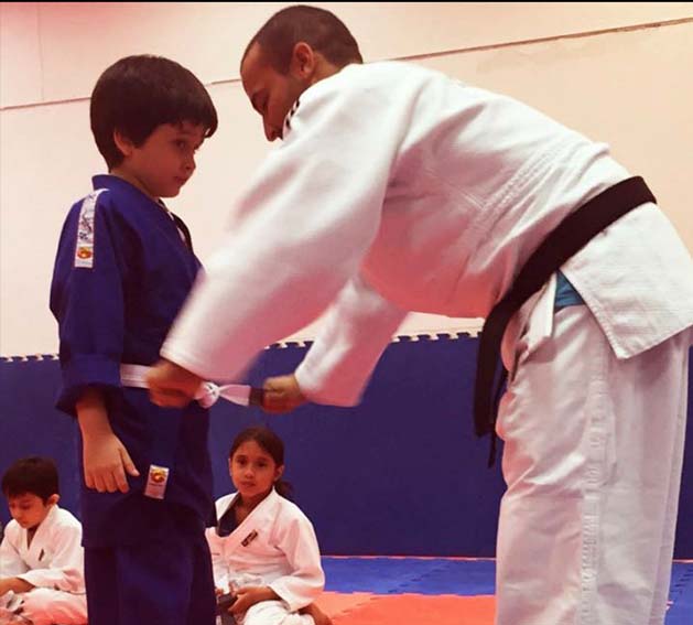 Escola de Lutas promove aula de judo interativa entre pais e filhos 