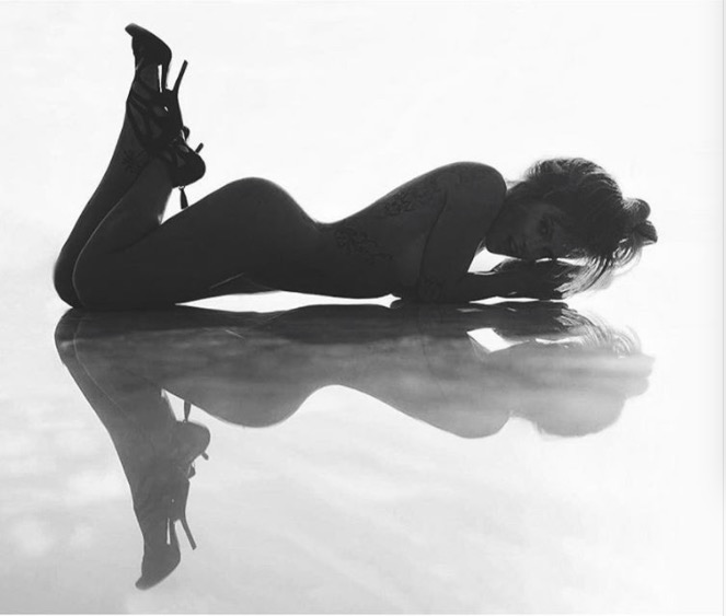 Ex-BBB Natalia Casassola mostra curvas ao posar nua em ensaio