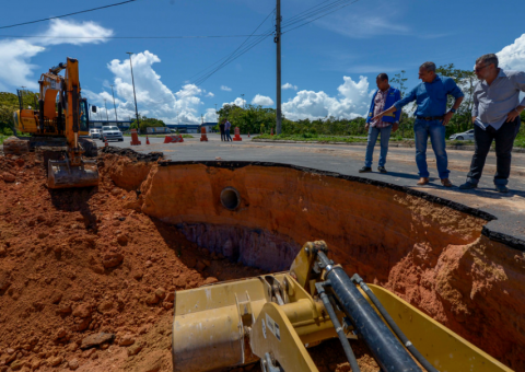 Trecho da BR-319 que desmoronou começa a ser recuperado em Manaus