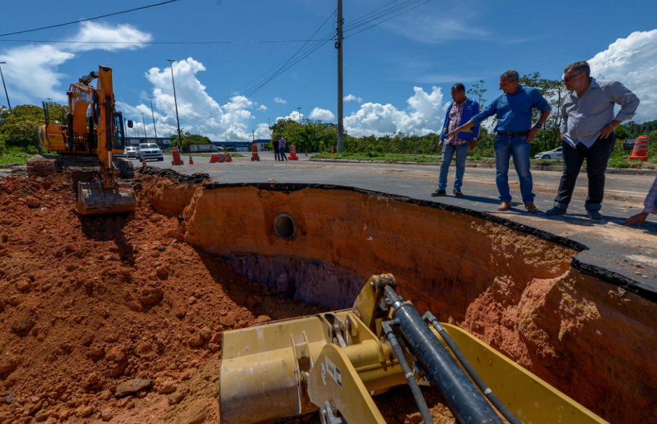 Trecho da BR-319 que desmoronou começa a ser recuperado em Manaus