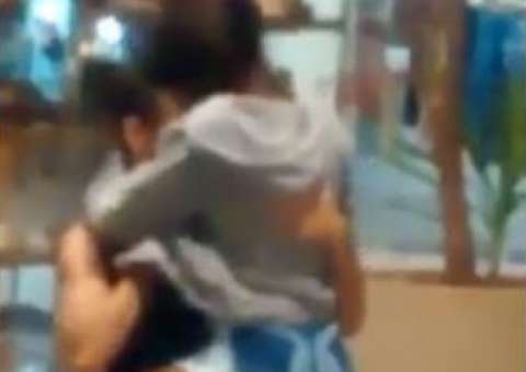 Vídeo: Casal quase faz sexo em banco de shopping clientes filmam tudo
