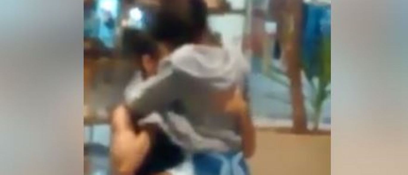 Vídeo: Casal quase faz sexo em banco de shopping clientes filmam tudo