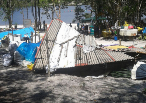 Barracas e banheiro construídos próximo ao Igarapé do Mariano são demolidos