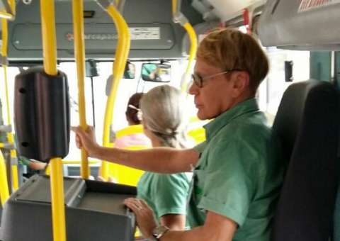 Zezinho Correa vira cobrador de ônibus em Manaus