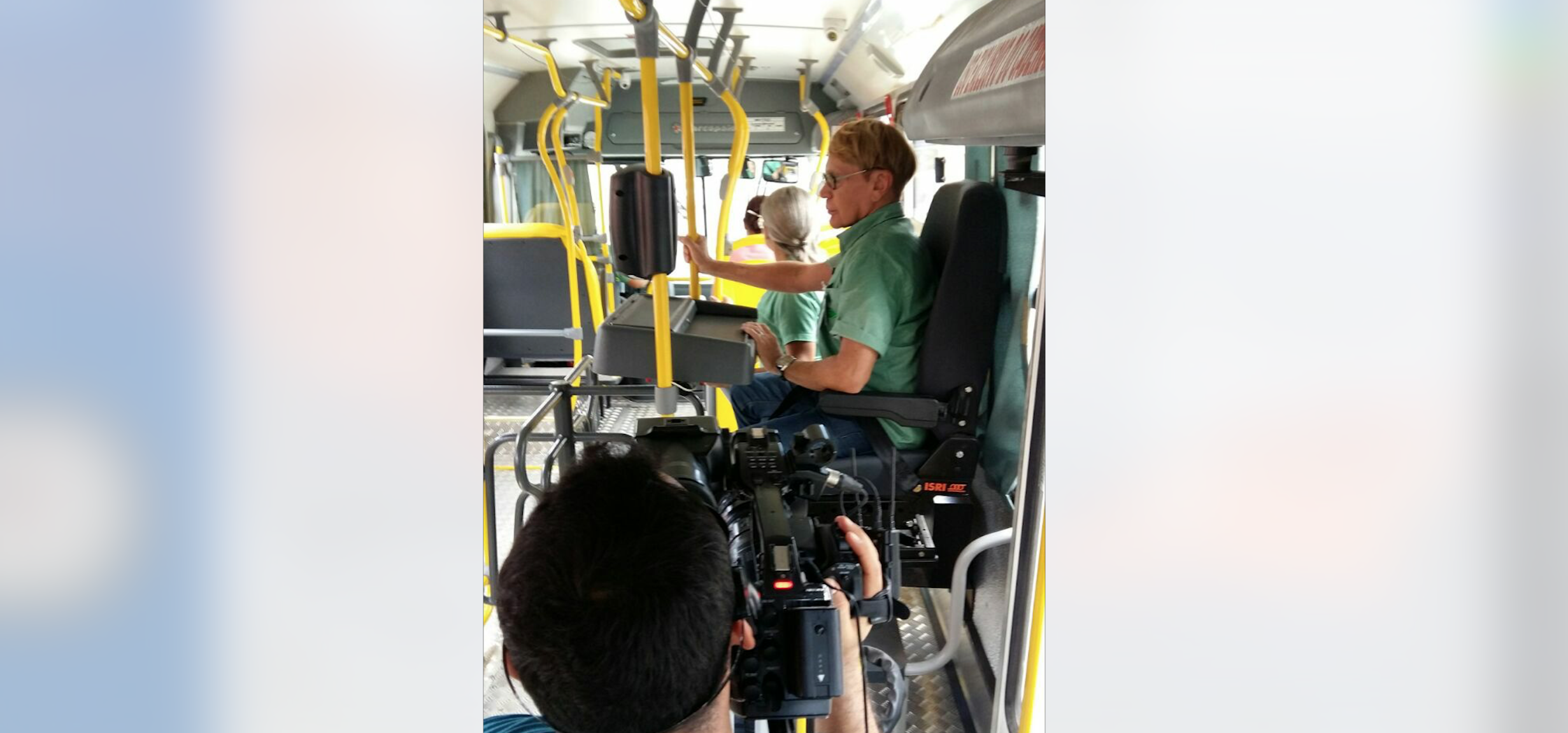 Zezinho Correa vira cobrador de ônibus em Manaus