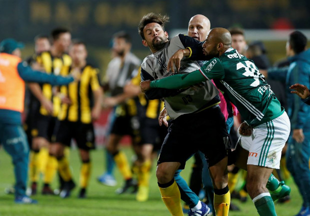 Confusão após vitória do Palmeiras contra Penãrol; Veja vídeo