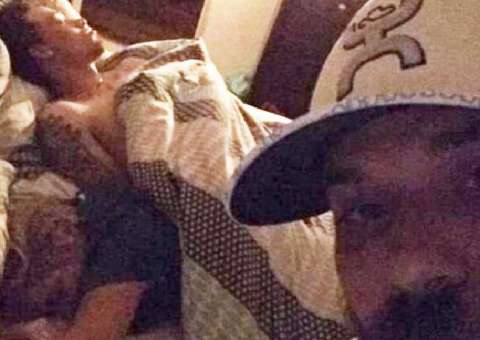 Homem flagra namorada dormir com outro, tira selfies e posta no Facebook