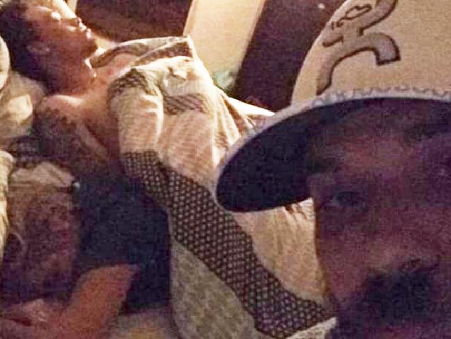 Homem flagra namorada dormir com outro, tira selfies e posta no Facebook