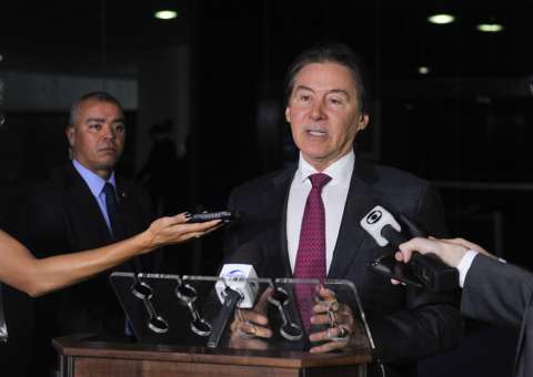 Após desmaiar, Presidente do Senado é internado na UTI