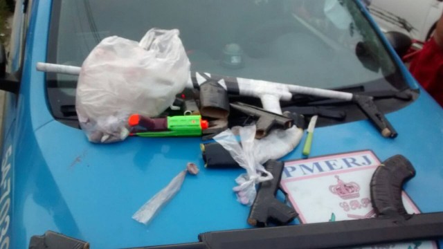 PM é acionada para prender traficantes armados e encontra crianças brincando com réplicas de fuzis