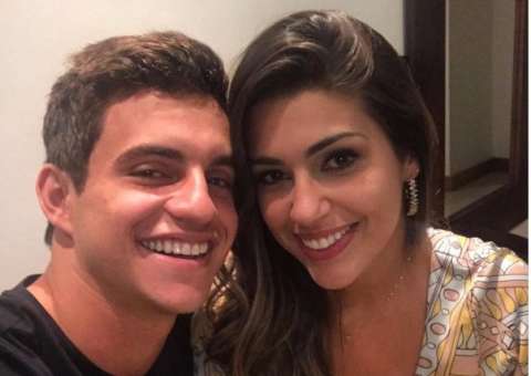 Ex-BBB Vivian tem jantar romântico com Manoel e fala sobre sexo