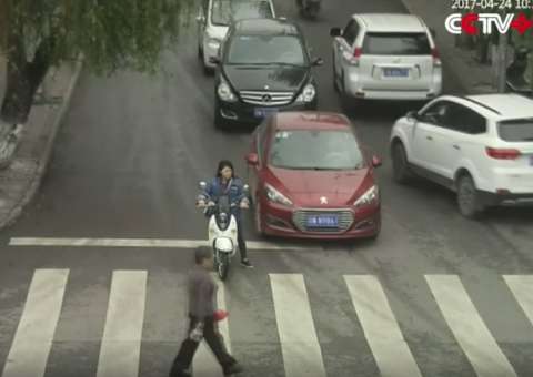 Criança é atropelada por dois carros e sai ilesa. Vídeo