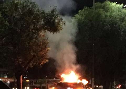Trânsito fica congestionado após carro de luxo pegar fogo em Manaus