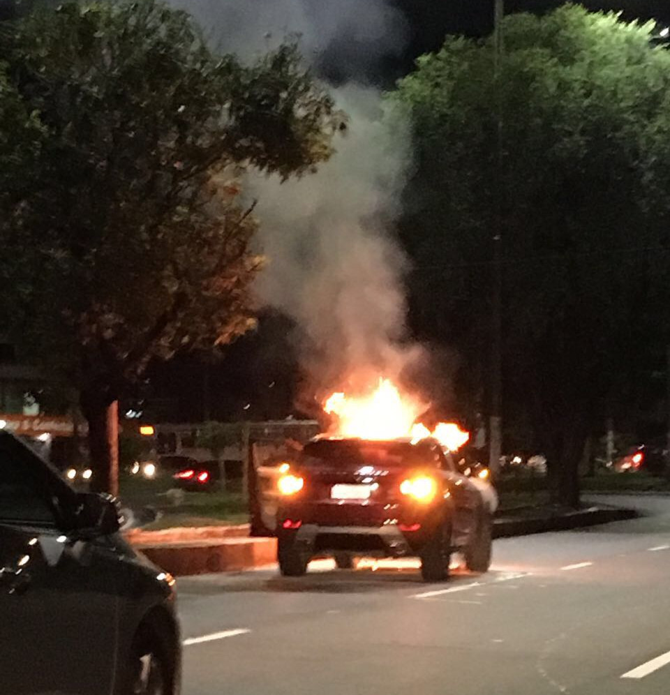 Trânsito fica congestionado após carro de luxo pegar fogo em Manaus
