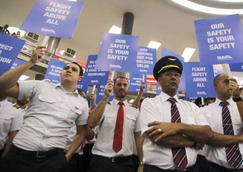Pilotos e comissários decidem não participar da greve