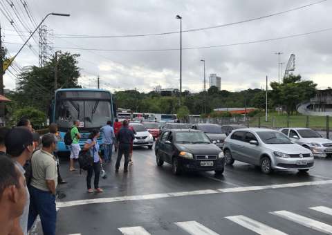 CAOS: Manaus com pouco ônibus e trânsito complicado 