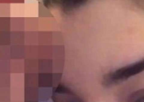 Jovem usa testículos do namorado como novo método para aplicar make   