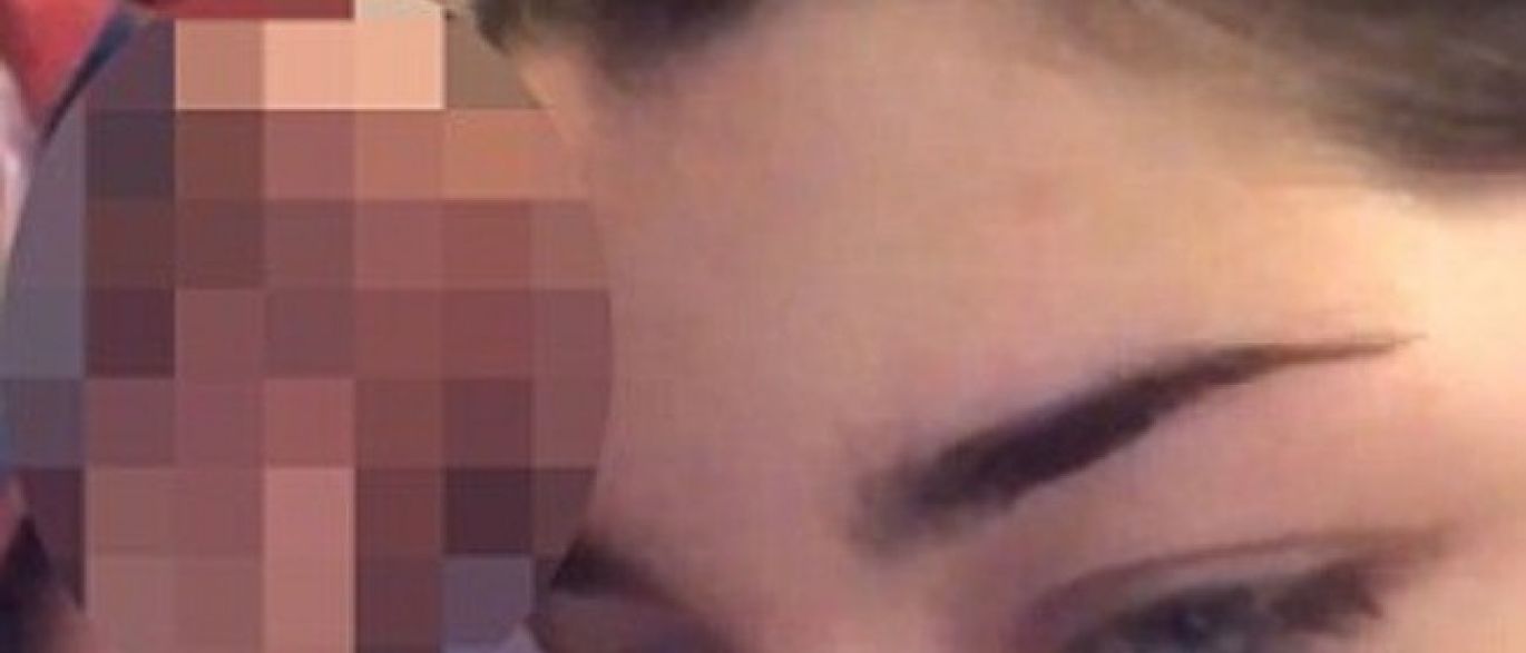 Jovem usa testículos do namorado como novo método para aplicar make   