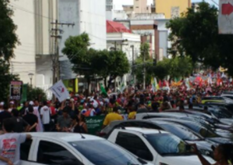 Manifestantes continuam com movimento 'Greve Geral' e fazem passeata no Centro