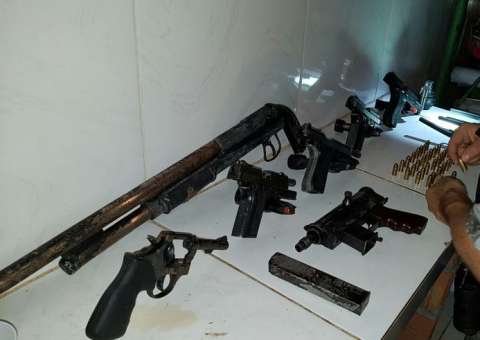 Grupo é preso com metralhadora e várias pistolas em Manaus