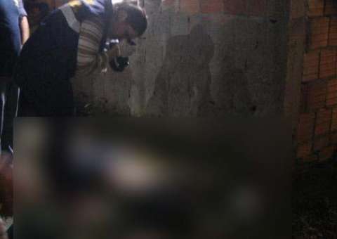   Após ser cercado por grupo, homem morre a tiros e pauladas em Manaus 