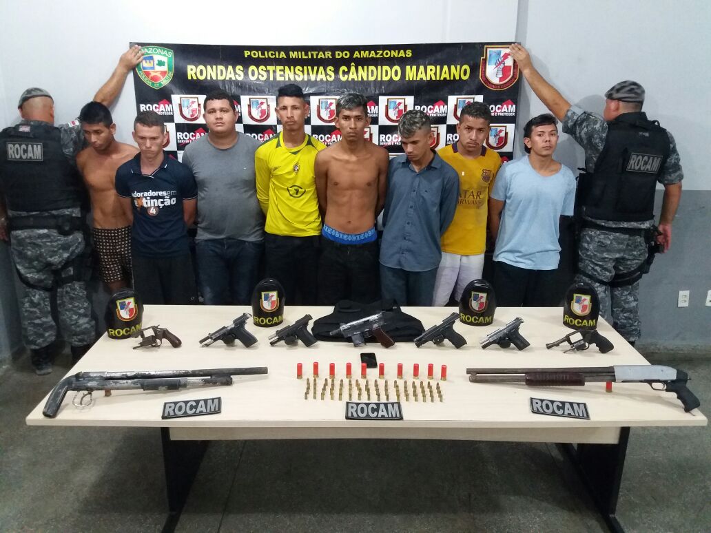  Policia faz a maior apreensão de arma do ano e leva oito para a cadeia