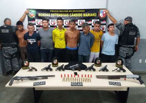  Policia faz a maior apreensão de arma do ano e leva oito para a cadeia