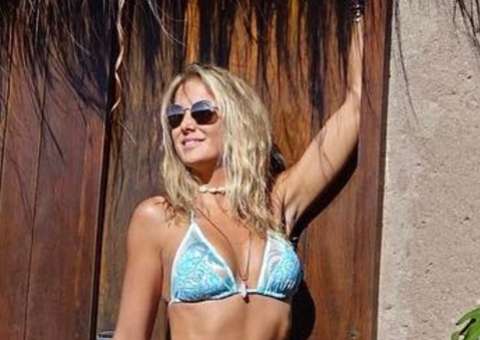 Aos 40, Ticiane Pinheiro mostra barriga sarada de biquíni 