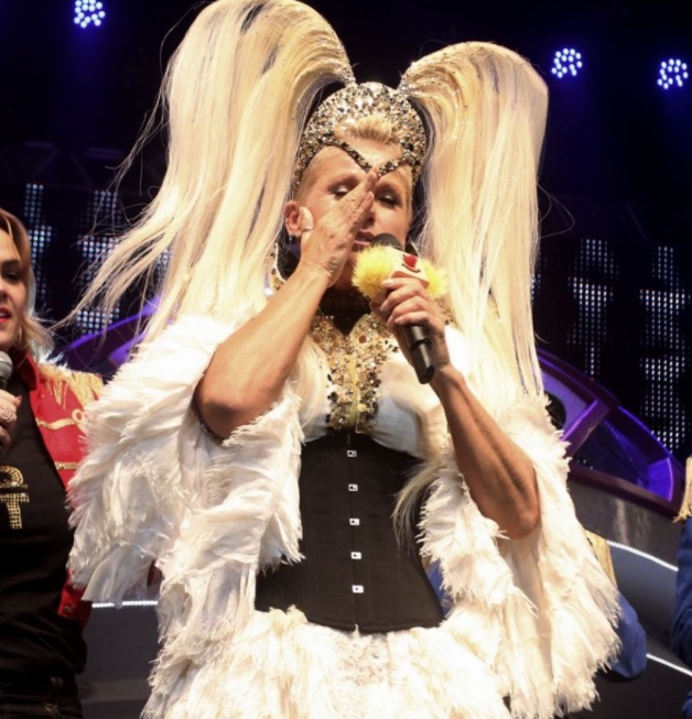 Xuxa Meneghel abandona palco após exibirem vídeo com imagens do pai