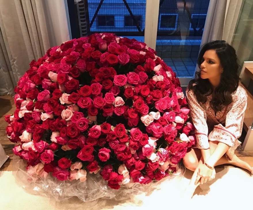 Mariana Rios reata namoro com herdeiro de empresário e ganha buquê gigante de flores