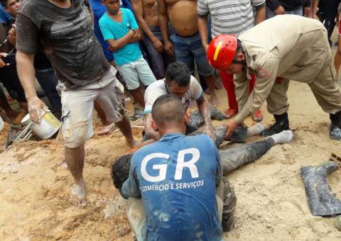 Trabalhador é soterrado durante obra em Manaus