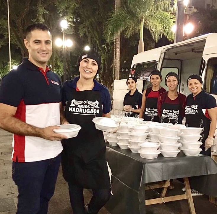  Andressa Urach distribui comida para moradores de rua em SP