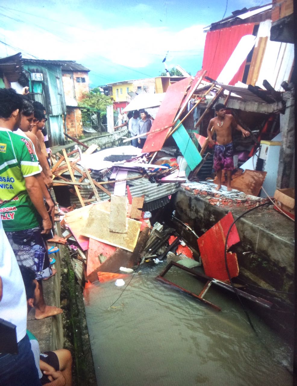 Botija de gás explode e deixa moradores feridos em Manaus