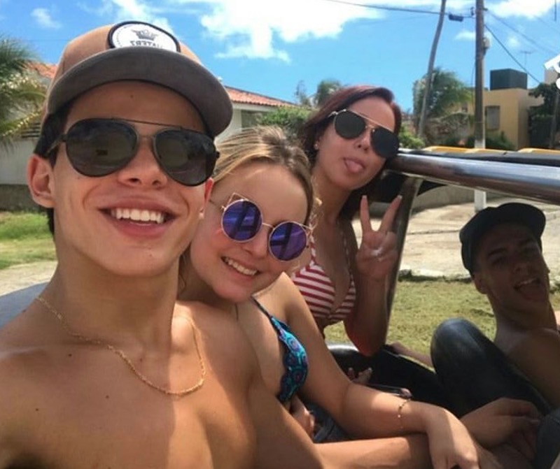 Larissa Manoela viaja com ex pros EUA e fãs entregam suposta foto de beijo