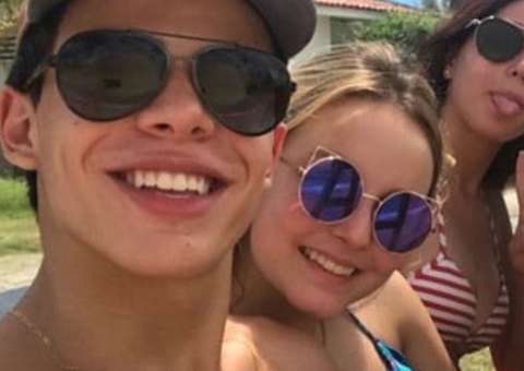 Larissa Manoela viaja com ex pros EUA e fãs entregam suposta foto de beijo