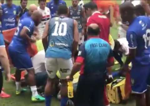 Jogador do Fast sofre convulsão durante partida na Arena da Amazônia 