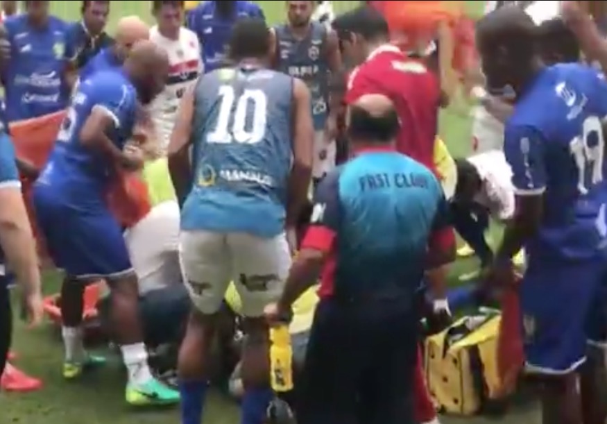 Jogador do Fast sofre convulsão durante partida na Arena da Amazônia 