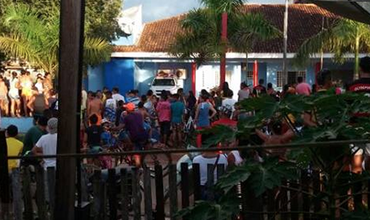 Multidão cerca delegacia após suposta rebelião de presos no AM