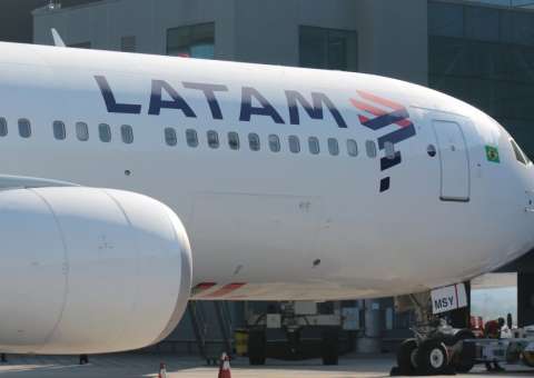 Avião se choca com pássaro e deixa passageiros em pânico 