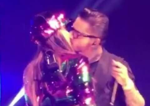 Maluma rouba beijo de Anitta durante show no Rio e leva fãs ao delírio
