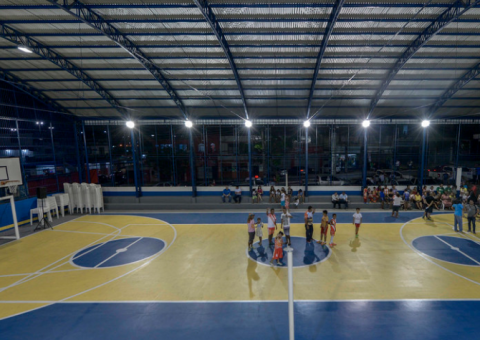 Moradores comemoram entrega de nova quadra no bairro Raiz