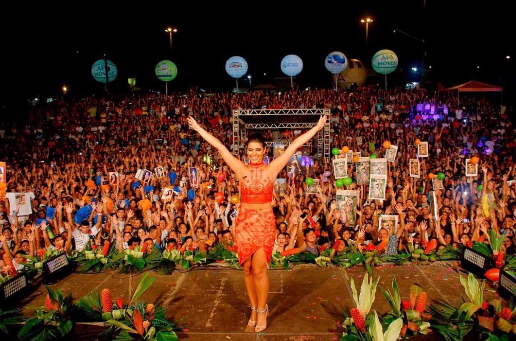 Rainha do Cupuaçu é coroada em Presidente Figueiredo com presença da ex-BBB Vivian Amorim 