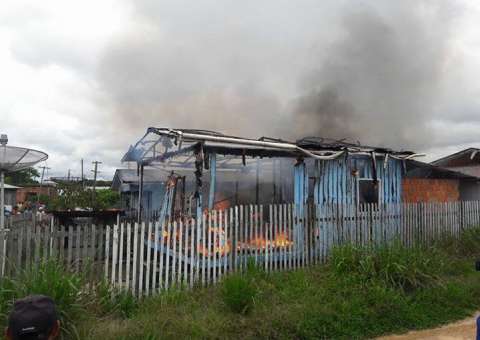 Para vingar morte da esposa, homem ateia fogo em residência de acusada do crime no AM